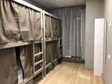Кровать в общем номере с видом на город