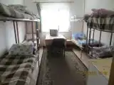 Кровать в общем номере с красивым видом из окна