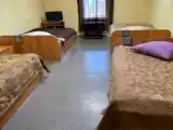 Кровать в общем номере с видом на внутренний двор