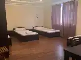 Кровать в общем номере с видом на внутренний двор