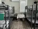 Кровать в общем номере с красивым видом из окна