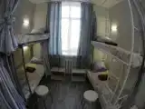 Кровать в общем номере (мужской номер) с красивым видом из окна