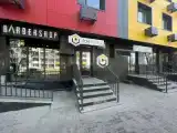 Кровать в общем номере с видом на город