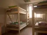 Кровать в общем номере с красивым видом из окна