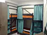 Кровать в общем номере с красивым видом из окна