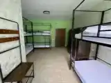 Кровать в общем номере с видом на город