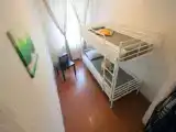 Кровать в общем номере (женский номер) с видом на город