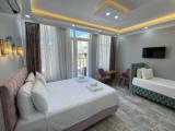 Трёхместный номер Deluxe с балконом и с видом на город