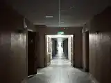 Кровать в общем номере (мужской номер) с видом на город