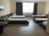 Кровать в общем номере с балконом и с красивым видом из окна