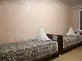 Кровать в общем номере с красивым видом из окна