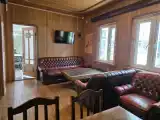 Кровать в общем номере с балконом и с видом на внутренний двор