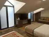 Трёхместный семейный люкс с балконом и с видом на город