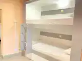 Кровать в общем номере с балконом и с красивым видом из окна