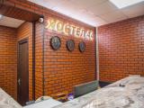 Кровать в общем номере с красивым видом из окна