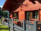 Шестиместное шале с балконом и с видом на озеро