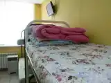 Кровать в общем номере с красивым видом из окна