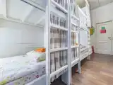 Кровать в общем номере (женский номер) с видом на город