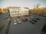 Кровать в общем номере с красивым видом из окна