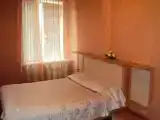 Кровать в общем номере с 3 комнатами