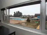 Кровать в общем номере с видом на бассейн