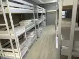 Кровать в общем номере с видом на город