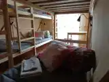 Кровать в общем номере с балконом