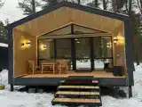 Четырёхместный коттедж с балконом и с красивым видом из окна