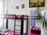 Кровать в общем номере с красивым видом из окна
