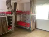 Кровать в общем номере (женский номер) с красивым видом из окна