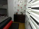Кровать в общем номере с балконом