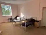 Кровать в общем номере с видом на город