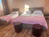 Кровать в общем номере с балконом и с видом на город