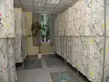 Кровать в общем номере с красивым видом из окна