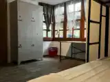 Кровать в общем номере с красивым видом из окна