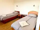 Кровать в общем номере с балконом