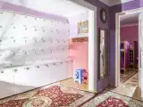 Кровать в общем номере (женский номер) с красивым видом из окна