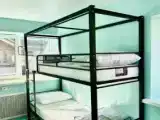 Кровать в общем номере (мужской номер) с видом на внутренний двор