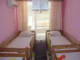 Кровать в общем номере (женский номер) с красивым видом из окна