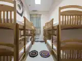 Кровать в общем номере с красивым видом из окна