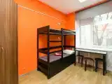 Кровать в общем номере с красивым видом из окна