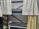 Кровать в общем номере с красивым видом из окна