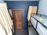 Кровать в общем номере (женский номер) с видом на город