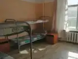 Кровать в общем номере с красивым видом из окна