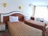 Кровать в общем номере с балконом