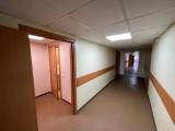 Кровать в общем номере с красивым видом из окна