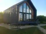Двухместный коттедж с балконом двуспальная кровать