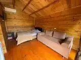 Двухместный коттедж с балконом и с красивым видом из окна