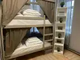 Кровать в общем номере (женский номер) с красивым видом из окна