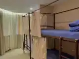 Кровать в общем номере (женский номер) с видом на город